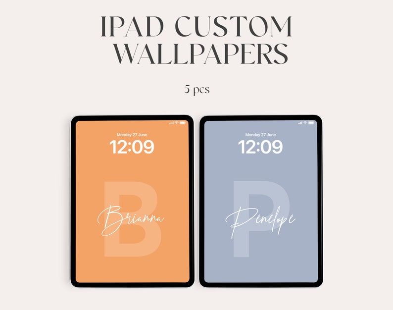 Pode incluir: Duas maquetes de tela do iPad com pap&eacute;is de parede personalizados. A tela da esquerda &eacute; laranja com a letra B e o nome Brianna. A tela da direita &eacute; azul claro com a letra P e o nome Penelope. Ambas as telas exibem a hora 12:09 e a data segunda-feira, 27 de junho.