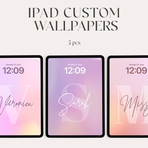 Può includere: Tre sfondi digitali per iPad con uno sfondo sfumato nei toni del rosa, viola e pesca. Ognuno presenta un nome in corsivo e una grande lettera iniziale. Il testo "IPAD CUSTOM WALLPAPERS" e "5 pcs" è in alto.