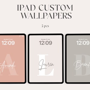 Può includere: Tre mockup di schermo iPad con sfondi personalizzati. Ogni sfondo presenta una lettera iniziale diversa in un grande font bianco, con un nome scritto in corsivo sotto. Gli sfondi sono pesca, beige chiaro e grigio.