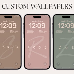 Puede incluir: Tres maquetas de iPhone con fondos de pantalla personalizados que muestran los nombres "SONYA", "ROSE" y "ZOE" en un estilo de escritura a mano. Los fondos de pantalla son en tonos de marrón, rosa y verde.