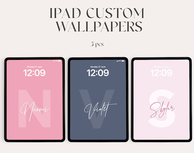 Pode incluir: Tr&ecirc;s maquetes de tela do iPad com pap&eacute;is de parede personalizados. O primeiro papel de parede &eacute; rosa com uma letra N branca e o nome "Naomi" escrito em it&aacute;lico. O segundo papel de parede &eacute; azul com uma letra V branca e o nome "Violet" escrito em it&aacute;lico. O terceiro papel de parede &eacute; rosa com uma letra S branca e o nome "Skylar" escrito em it&aacute;lico. Todos os tr&ecirc;s pap&eacute;is de parede exibem a data e a hora no topo.