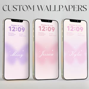 Könnte beinhalten: Drei Smartphones mit individuellen Hintergrundbildern. Jedes Telefon zeigt einen anderen Namen: "Missy", "Jessica" und "Kylee", vor einem sanften Pastellhintergrund. Der Text "CUSTOM WALLPAPERS" steht oben.