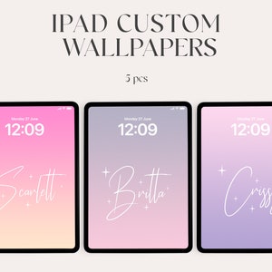 Può includere: Tre mockup di schermo iPad con sfondi sfumati in rosa, viola e blu. Ogni schermo mostra l'ora "12:09" e un nome in corsivo bianco: "Scarlett", "Britta" e "Crissy". Il testo "IPAD CUSTOM WALLPAPERS 5 pcs" è visualizzato sopra i mockup.