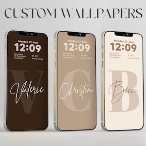 Puede incluir: Tres smartphones que muestran fondos de pantalla personalizados. Cada teléfono muestra un diseño diferente con un nombre, hora, fecha e información meteorológica. El texto "CUSTOM WALLPAPERS" está en la parte superior.