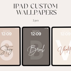 Può includere: Tre mockup di schermo iPad con sfondi personalizzati che presentano una lettera grande e un nome in scrittura corsiva. Il primo sfondo è beige con una 'S' bianca e il nome "Stacy". Il secondo sfondo è marrone con una 'B' bianca e il nome "Brook". Il terzo sfondo è beige con una 'V' bianca e il nome "Violet".