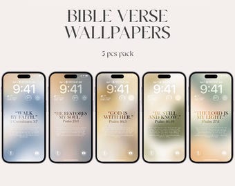 Puede incluir: Un paquete de cinco fondos de pantalla para teléfonos inteligentes con versículos bíblicos. Cada teléfono muestra un versículo diferente en texto blanco sobre un fondo degradado suave. El texto superior dice "BIBLE VERSE WALLPAPERS" y "5 pcs pack". La hora en cada teléfono es 9:41.