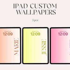 Può includere: Tre schermi iPad che mostrano sfondi personalizzati. Ogni schermo mostra una diversa sfumatura di colore: pesca, giallo e rosa. L'ora è 12:09 e ogni schermo ha un nome: Marie, Jessie e Katie. Il testo "IPAD CUSTOM WALLPAPERS" è in alto.