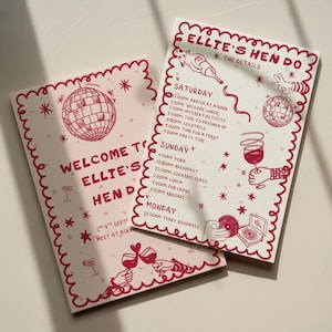Könnte beinhalten: Zwei rosa Karten mit roten Illustrationen und Text. Eine Karte lautet "Willkommen bei Ellies Junggesellinnenabschied" mit einer Discokugel-Grafik. Die andere Karte listet einen Wochenendplan mit Illustrationen von Getränken und einem Plattenspieler auf.