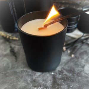 Doftljus Sandelträ - Kryddig peppar - Svart te | Ljus i glasburk med trälock och veke | Tillverkad av rapsvax | Sensuell rumsdoft bild 7