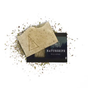 NATURTVÅL MED VILDÖRTER, vegansk exfolierande duschtvål utan palmolja | hållbar, plastfri | vilda örter | inhemska ekologiska växtoljor | 90-100g