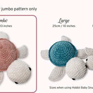 Pu&ograve; includere: Tre giocattoli amigurumi a forma di tartaruga all'uncinetto in diverse dimensioni: jumbo (32 cm / 13 pollici), grande (25 cm / 10 pollici) e piccolo (18 cm / 7 pollici). La tartaruga jumbo &egrave; rosa, la tartaruga grande &egrave; turchese e la tartaruga piccola &egrave; rosa. Le tartarughe sono realizzate con filato Hobbii Baby Snuggle e un uncinetto da 4,5 mm.