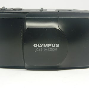 Zabytkowy aparat fotograficzny Olympus MJU Zoom – wyprodukowany w Japonii, kolekcjonerski