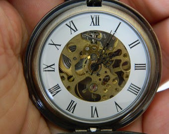 Reloj de bolsillo vintage con esqueleto, cuerda manual y base de mandala esmaltado.