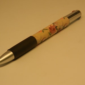 Stylo à bille quadricolore rétro des années 1970 à motif floral