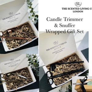 Puede incluir: Un juego de regalo para el cuidado de las velas incluye un recortador de mechas y un apagador. El juego viene en una caja blanca con el texto "The Scented Living Co. London" impreso en la parte superior. La caja está llena de papel triturado marrón. El juego también está disponible en una caja de regalo marrón con una cinta negra.