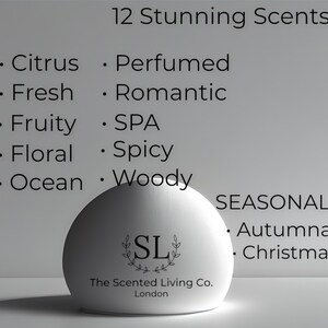 Puede incluir: Un producto blanco en forma de c&uacute;pula con el texto "The Scented Living Co. London" y el logotipo "SL". La imagen enumera 12 aromas, incluyendo Citrus, Fresh, Fruity, Floral, Ocean, Perfumed, Romantic, SPA, Spicy y Woody, adem&aacute;s de opciones de temporada.