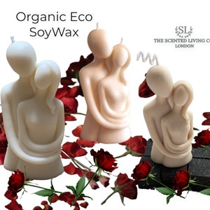 Puede incluir: Tres velas de cera de soja de color marfil con forma de figuras abrazadas. Las velas est&aacute;n rodeadas de p&eacute;talos de rosas rojas y rosas. El texto "Organic Eco SoyWax" est&aacute; en la parte superior izquierda y "The Scented Living Co. London" en la parte superior derecha.