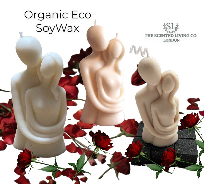 Puede incluir: Tres velas de cera de soja de color marfil con forma de figuras abrazadas. Las velas est&aacute;n rodeadas de p&eacute;talos de rosas rojas y rosas. El texto "Organic Eco SoyWax" est&aacute; en la parte superior izquierda y "The Scented Living Co. London" en la parte superior derecha.