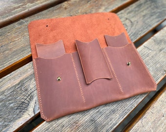 Personalisierte Ledertasche für eine Uhr auf Reisen: Uhrenetui mit Gravur