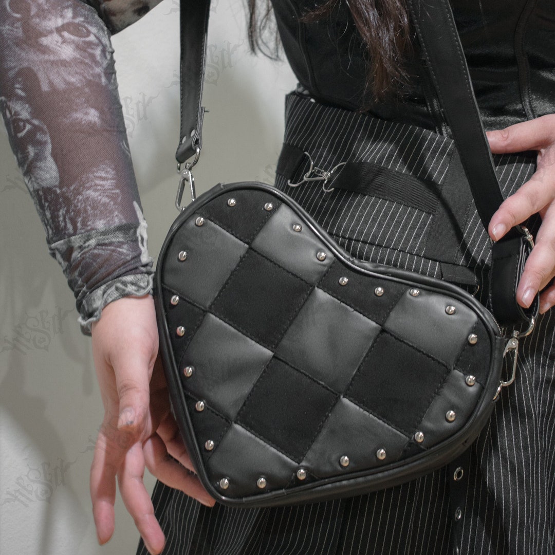 【EMIS】HEART QUILTED SHOULDER BAG-BLACK HEART QUILTED SHOULDER BAG-BLACK - EMIS