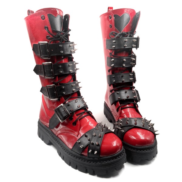 Dracula 2.0 | Gothic Stiefel, handgefertigte hohe Stiefel, Stiefel mit Gürtel, Punk-Schuhe, Egirl-Ästhetik, vegane Stiefel mit Spikes, rote Stiefel, rosa Stiefel