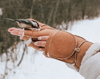 Manoplas de invierno sin dedos 100% recicladas para mujer, sherpa de piel con tapa convertible y manopla de cuero, extra cálidas para clima frío marrón