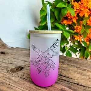 Your Custom Family Names Wine Glass / Customized Mother&#39;s Day Gift Idea / Holding Hands Mothers Day Gift for Mom / Nana / 18 Oz Wine Glass
