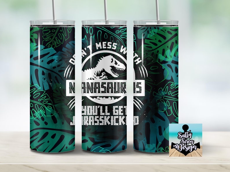 Puede incluir: Un vaso verde y negro con un gr&aacute;fico de dinosaurio blanco y el texto "Don't mess with a  nanasaurs you'll get jurasskicked".