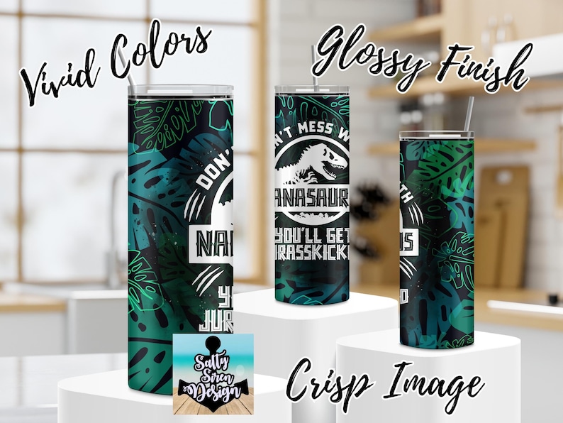 Puede incluir: Tres vasos de acero inoxidable con acabado brillante. Los vasos presentan un dise&ntilde;o verde y negro con un gr&aacute;fico de dinosaurio y el texto "No te metas con un dinosaurio, te dar&aacute;n una patada en el c&eacute;sped".