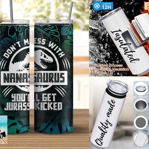 Puede incluir: Un vaso de acero inoxidable verde y negro con un gr&aacute;fico de dinosaurio y el texto "Don't mess with Nana-saurus you'll get Jurassic kicked". El vaso est&aacute; aislado y tiene una tapa.