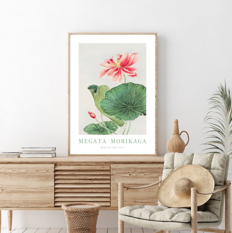 Puede incluir: Una ilustraci&oacute;n bot&aacute;nica vintage de una flor de loto rosa con hojas verdes. La impresi&oacute;n est&aacute; titulada "Megata Morikaga" con la fecha "Octubre Mayo 1933" impresa debajo del t&iacute;tulo.