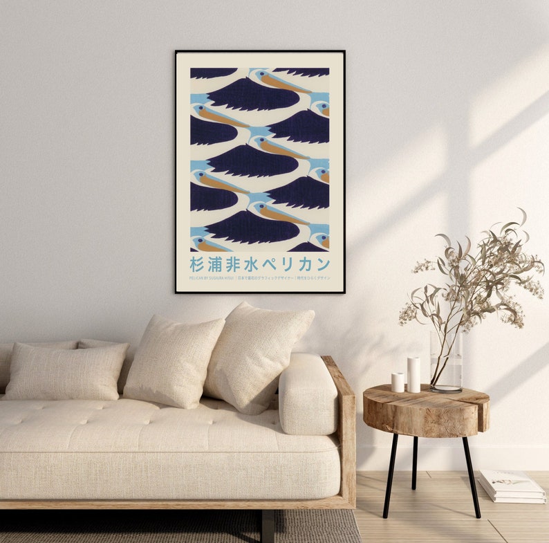 Puede incluir: Un p&oacute;ster con un dise&ntilde;o gr&aacute;fico de pel&iacute;canos azules y marrones en un patr&oacute;n repetitivo. El p&oacute;ster tiene un fondo blanco y el texto "Pelican Water" en caracteres japoneses.