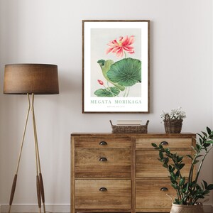 Puede incluir: Una ilustraci&oacute;n bot&aacute;nica enmarcada de una flor de loto rosa con hojas verdes. El t&iacute;tulo de la ilustraci&oacute;n es "Megata Morikaga" con el texto "Dibujo de la vida".