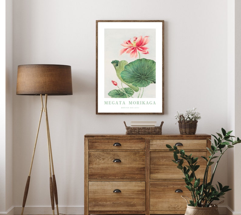 Puede incluir: Una ilustraci&oacute;n bot&aacute;nica enmarcada de una flor de loto rosa con hojas verdes. El t&iacute;tulo de la ilustraci&oacute;n es "Megata Morikaga" con el texto "Dibujo de la vida".