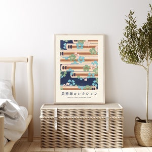 以下が含まれることがあります： 青、緑、ピンク、茶色の色合いで描かれた日本の花柄の額装されたプリント。プリントのテキストは「美 術 郵 コレクション」です。