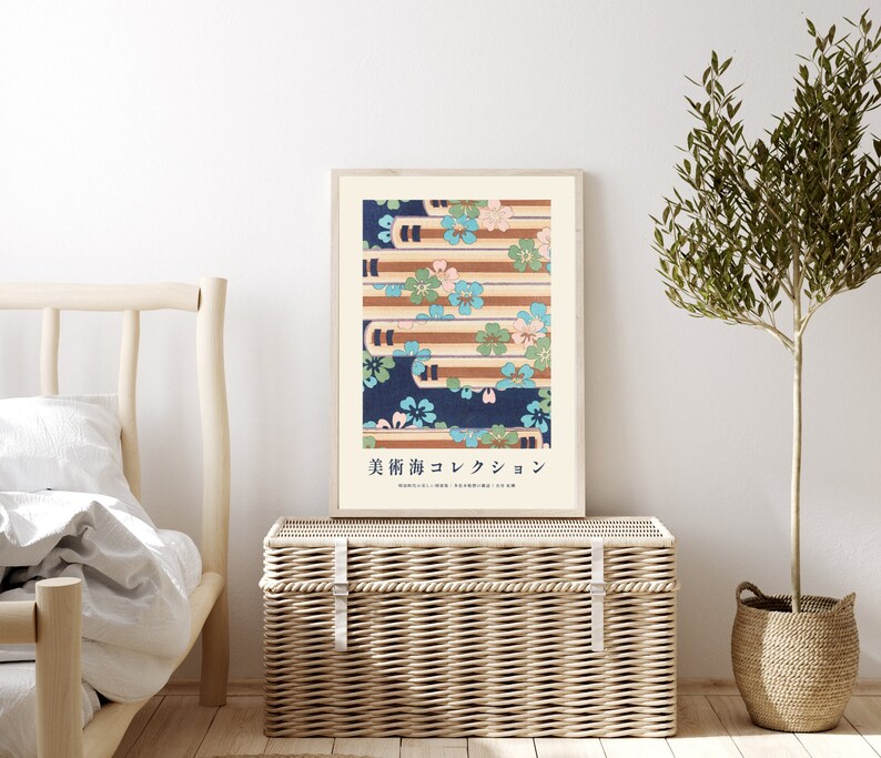 以下が含まれることがあります： 青、緑、ピンク、茶色の色合いで描かれた日本の花柄の額装されたプリント。プリントのテキストは「美 術 郵 コレクション」です。