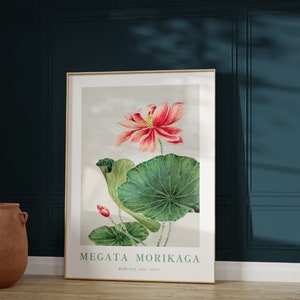 Puede incluir: Una ilustraci&oacute;n bot&aacute;nica enmarcada de una flor de loto rosa con hojas verdes. La impresi&oacute;n se titula "Megata Morikaga" con las palabras "Botanical Print" debajo.