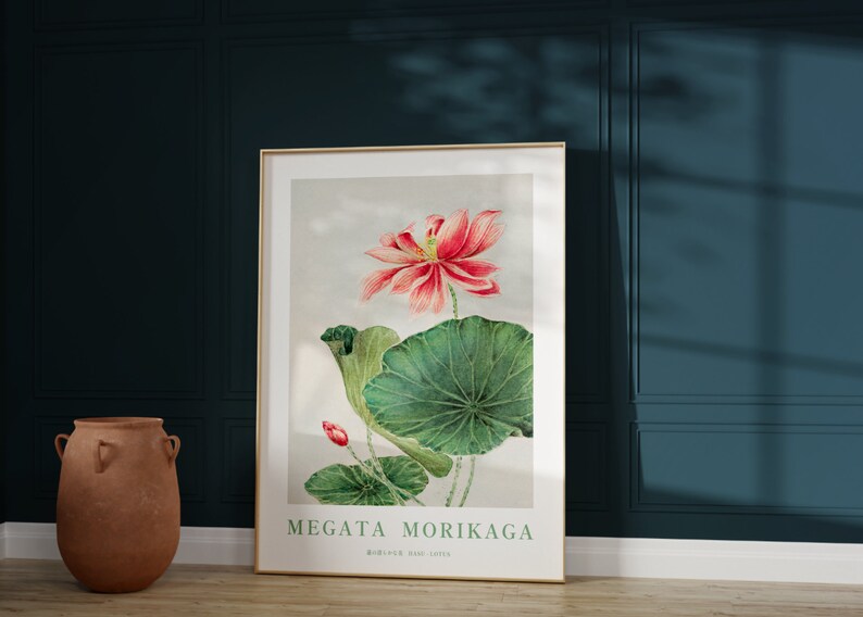 Puede incluir: Una ilustraci&oacute;n bot&aacute;nica enmarcada de una flor de loto rosa con hojas verdes. La impresi&oacute;n se titula "Megata Morikaga" con las palabras "Botanical Print" debajo.