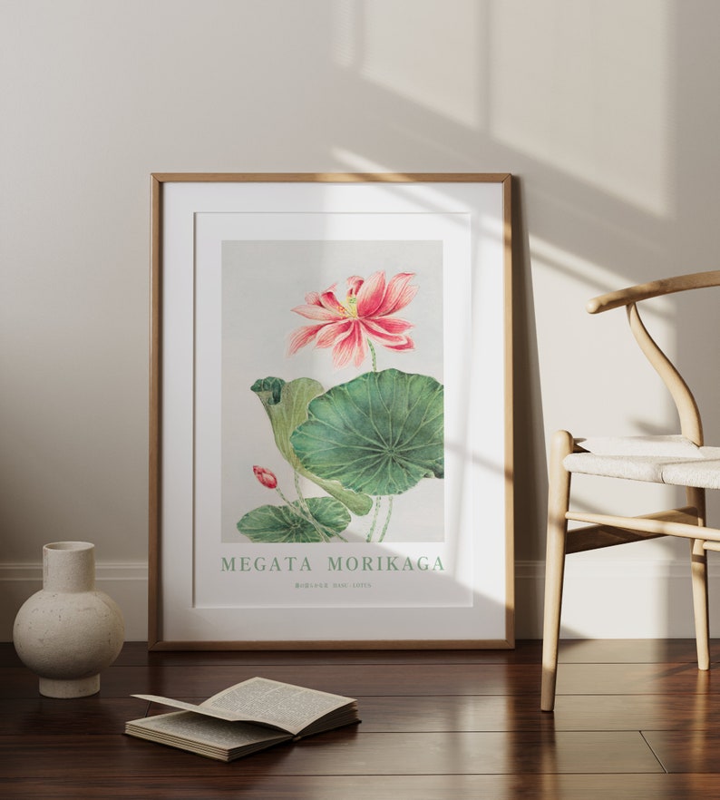 Puede incluir: Una ilustraci&oacute;n bot&aacute;nica enmarcada de una flor de loto rosa con hojas verdes. La impresi&oacute;n se titula "Megata Morikaga" con el texto "Botanical Art, Japan".