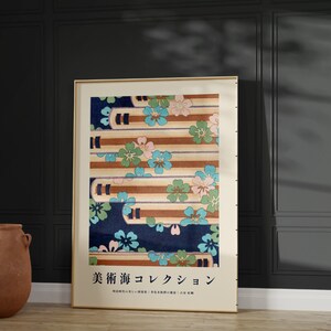 以下が含まれることがあります： 青、緑、ピンク、茶色の色合いで描かれた日本の花柄のポスターが額装されています。ポスターには「美 術 渉 コレクション」という日本語の文字が書かれています。