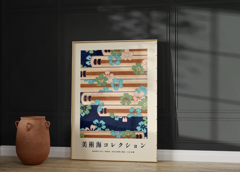 以下が含まれることがあります： 青、緑、ピンク、茶色の色合いで描かれた日本の花柄のポスターが額装されています。ポスターには「美 術 渉 コレクション」という日本語の文字が書かれています。