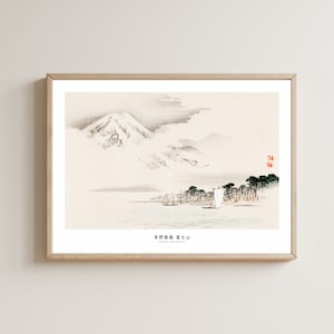 Puede incluir: Una impresión en blanco y negro del Monte Fuji con un pico nevado, rodeado de nubes y una costa con árboles y barcos. El texto "神奈川 霊 富士" está impreso en la parte inferior de la imagen.