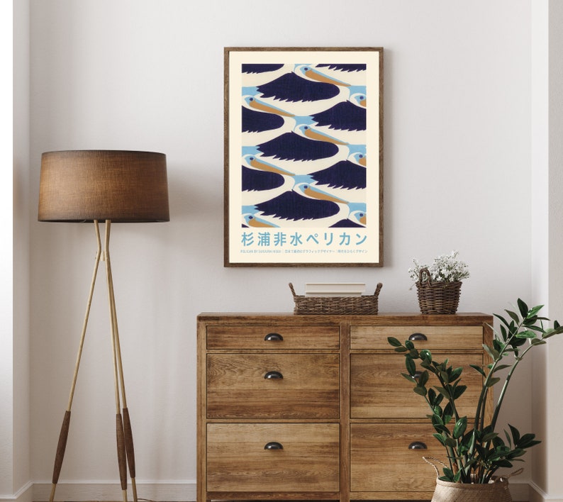 Puede incluir: Un p&oacute;ster de estilo vintage con un patr&oacute;n repetitivo de pel&iacute;canos azules y blancos. El p&oacute;ster tiene un fondo crema y el texto "渚 非 水 ペリカン" en japon&eacute;s.