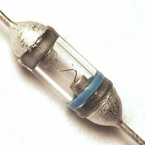 D18 &quot;Heilige Graal&quot; 1987 Militair puntcontact germaniumdiode ~ Zeldzaam blauw ~ Kristallen radio- en pedaaleffectencomponenten