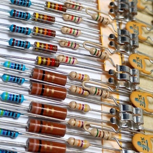 100 st elektroniska komponenter Vintage Project Collection ~ Motstånd Kondensatorer Säkringshållare