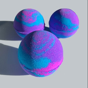 Raspberry Slush Cosmic Love Bath Bomb – Fruity Vegan Bath Bomb, Handmade Moisturising Bath Fizzy, Allergen-Free Scent, Cruelty-Free Gift