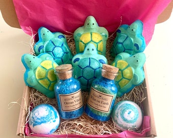 Turtle Bath Bomb Gift Sets – Sweet Vanilla Scented Bath Bombs & Bath Salts, Handmade Vegan Cruelty-Free Spa Gifts, Eco-Friendly Self-Care