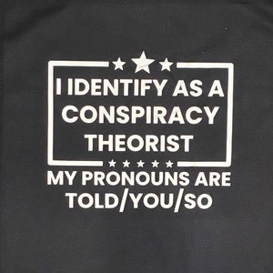 Camiseta gráfica de teórico de la conspiración