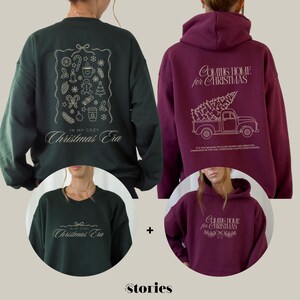 Könnte beinhalten: Zwei Sweatshirts und ein Hoodie mit weihnachtlichen Motiven. Ein dunkelgrünes Sweatshirt hat vorne und hinten den Aufdruck "IN MY COZY Christmas Era". Das andere ist ein bordeauxfarbener Hoodie mit dem Aufdruck "Coming Home for Christmas".