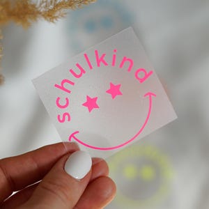 Bügelbild Aufnäher Patch Plott - Schulkind Smiley-Gesicht, Spruch Schriftzug, Einschulung Geschenk, Schulanfang 2026, neon Farben
